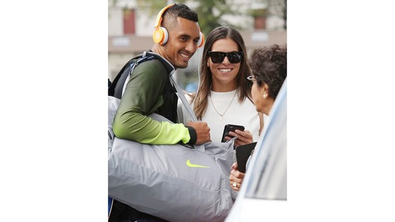 Kyrgios đi với “gái lạ”, bạn gái xóa Instagram ảnh 1