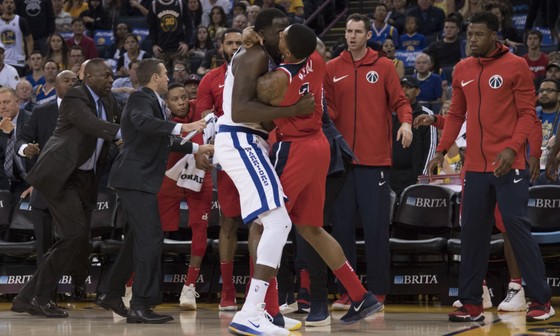 Green và Beal choảng nhau trong trận Warriors thắng Wizards ảnh 1