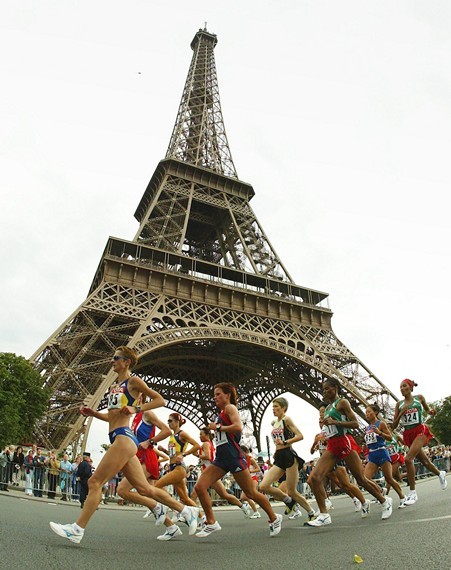 Tháp Eiffel và duyên nợ với Ronaldo, với thể thao ảnh 3
