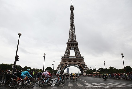 Tháp Eiffel và duyên nợ với Ronaldo, với thể thao ảnh 11