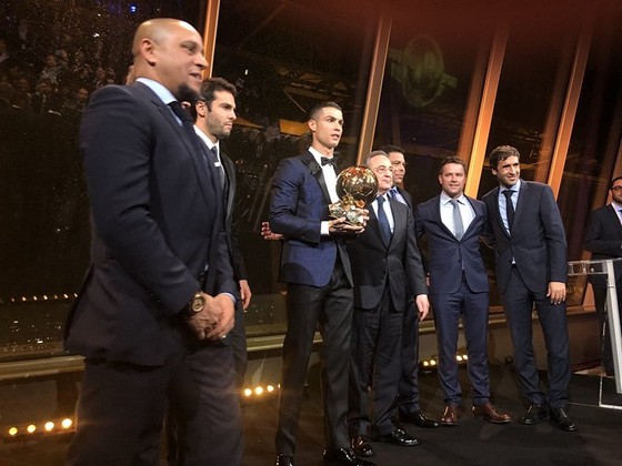 Tháp Eiffel và duyên nợ với Ronaldo, với thể thao ảnh 1