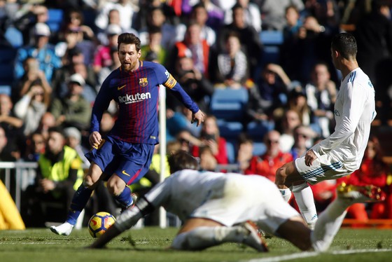 Chỉ còn 1 chiếc giày, Messi vẫn kiến tạo cho Vidal ghi bàn, khiến Marcelo và Ramos ngã sấp mặt ảnh 1