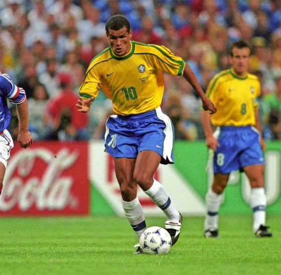 Hết Maradona, Rivaldo, đến Ronaldo “hạ thấp” Messi và CR7 ảnh 2
