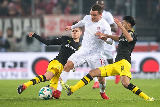 Đổi 7 kiểu áo trong mùa, FC Cologne vẫn xếp bét bảng Bundesliga ảnh 7