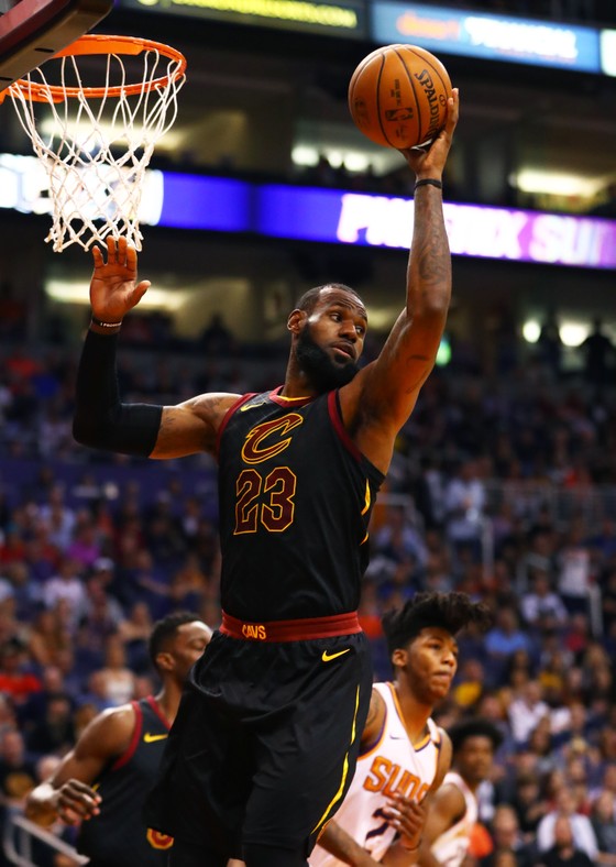 NBA 2017-2018: Lập triple-double thứ 14, LeBron James ví mình như rượu ngon lâu năm ảnh 1