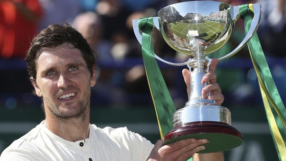 Khoảnh khắc cuối tuần: Federer chơi đùa với 2 con trai sinh đôi, Wozniacki lên ngôi ở Eastbourne ảnh 21