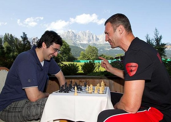 Quyền Anh: Lennox Lewis sẽ tái ngộ Vitali Klitschko trên… bàn cờ ảnh 2