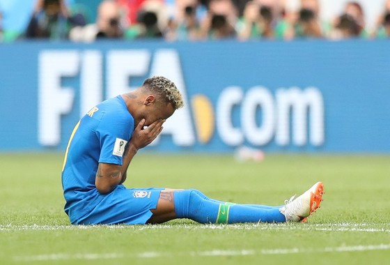 BÊN LỀ: Neymar gây sốc với kiểu ăn mừng… khóc nhè ảnh 1