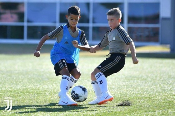 BÊN LỀ: Neymar gây sốc với kiểu ăn mừng… khóc nhè ảnh 2
