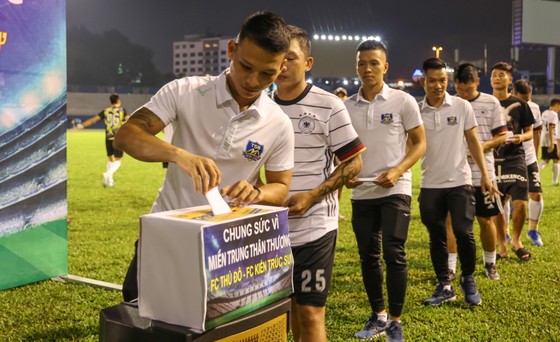 FC Thủ Đô - FC Kiến trúc sư: Trận cầu thiện nguyện nghĩa tình hướng về miền Trung thương yêu ảnh 3