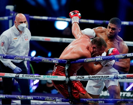 Anthony Joshua “cơ bắp” hạ KO “Rắn hổ mang” Kubrat Pulev: AJ sẽ sớm có trận “nhất thống giang hồ” với Fury ảnh 4