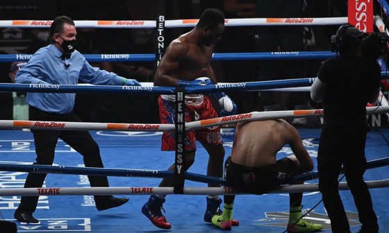 Sanchez đấm đối thủ văng khỏi sàn đài, Canelo đánh Smith rách cơ bắp tay ảnh 1