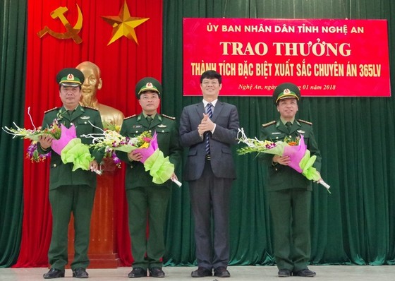 Trao thưởng Ban chuyên án bắt 2 đối tượng cùng 18.000 viên ma túy ảnh 1