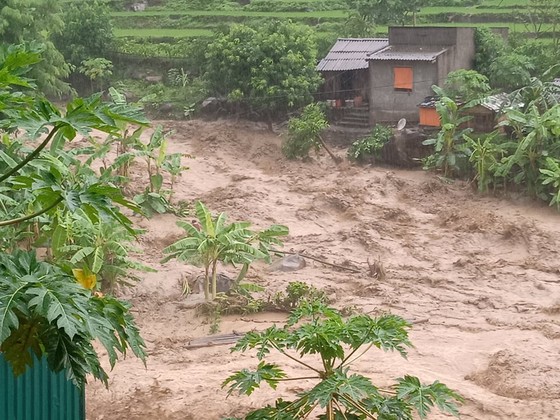Mưa lớn cuốn trôi người, gây chia cắt nhiều nơi tại huyện Mường Lát ảnh 1