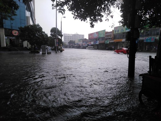 Nhiều nơi tại Nghệ An ngập lụt, có thể lùi thời gian khai giảng năm học ảnh 1