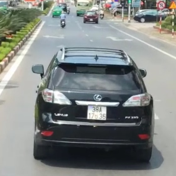 Tước bằng lái tài xế xe Lexus cản trở xe chữa cháy ảnh 1