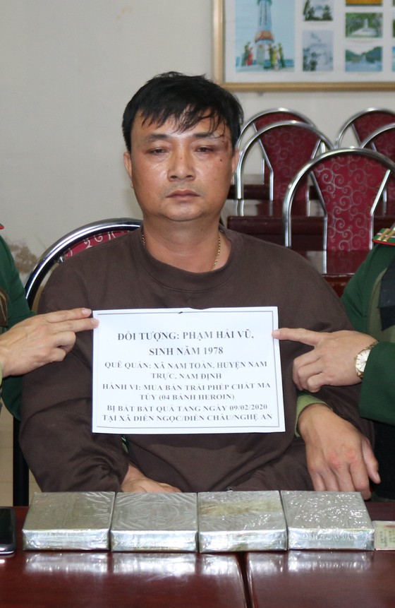 Lực lượng biên phòng bắt 1 đối tượng cùng 4 bánh heroin ảnh 1