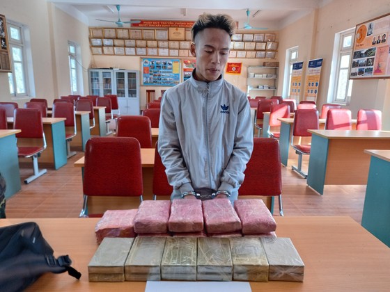 Phá chuyên án 'khủng' bắt 3 đối tượng, thu giữ 12 bánh heroin, 1kg ma túy đá cùng 54.000 viên ma túy ảnh 2