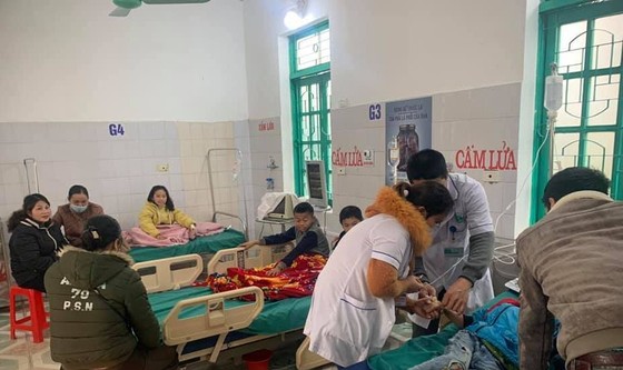 7 học sinh phải cấp cứu, nghi ngộ độc thực phẩm ảnh 1