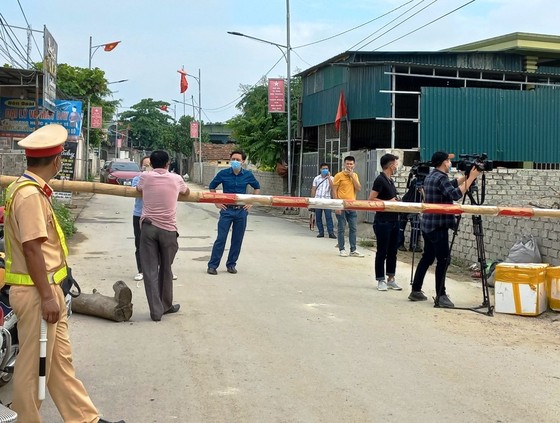 Nghệ An, Thanh Hóa: Cách ly 1.900 hộ dân, gần 2.000 học sinh, giáo viên ảnh 6