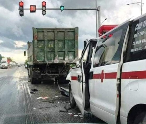 Xe cứu thương tông đuôi xe tải, 4 người bị thương ảnh 1