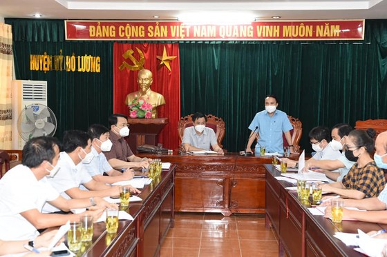 Nghệ An: Lãnh đạo xã bị kỷ luật vì để người đang cách ly đi chợ ảnh 1