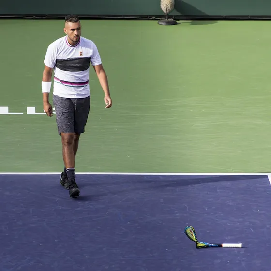 “Dân chơi” Nick Kyrgios: Chửi trọng tài, đập vợt, cự cãi CĐV và giao bóng dưới vai ảnh 1