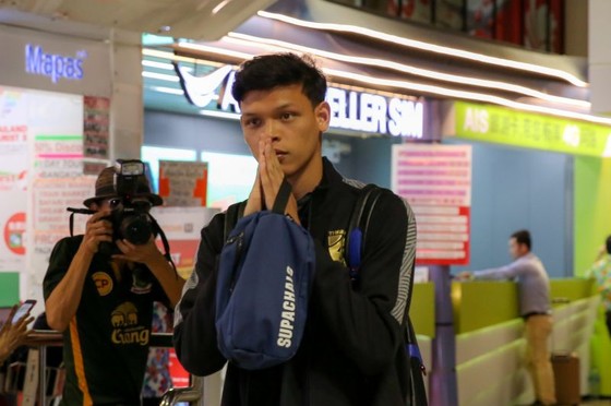 Cùng thua 0-4: “Messi Thái” được Uruguay khen, “bại tướng” của Đình Trọng đối diện án phạt ảnh 3