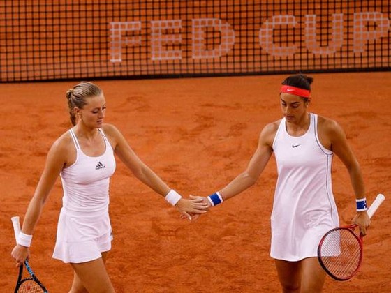 Fed Cup: Thắng nhờ “bộ đôi xinh đẹp”, Pháp vào chung kết, sẽ đấu với Australia ảnh 2