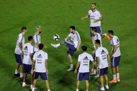 Argentina - Colombia: Ông Scaloni sẽ chơi với “mũi đinh ba” Messi - Aguero - Di Maria ảnh 2