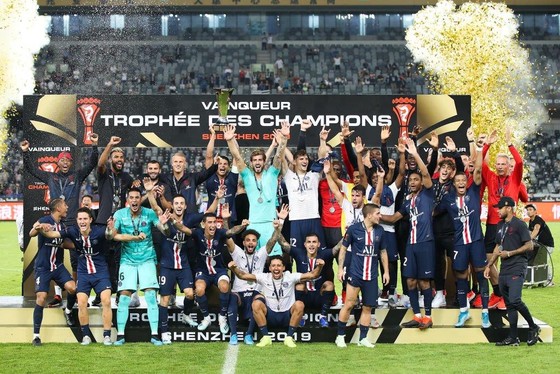 Ăn mừng Siêu Cúp nước Pháp lần thứ 9 cùng PSG, Neymar bị… Mbappe đẩy ra khỏi đội hình chụp ảnh ảnh 2
