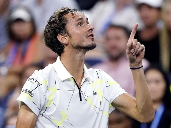 US Open: Tay súng trẻ người Nga giơ ngón tay thối về phía khán giả Mỹ, thắng trận vòng 3 ảnh 2