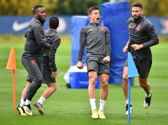 Chelsea tập luyện trước khi sang Pháp: Kante, Giroud và Zouma quay trở lại! ảnh 9