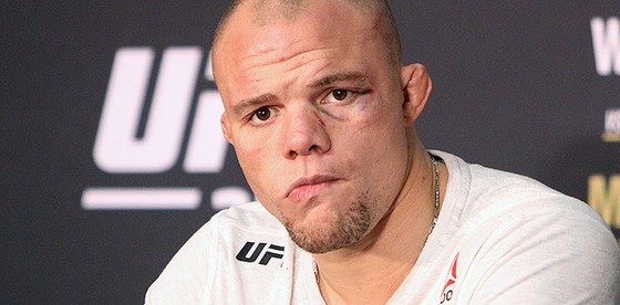 UFC Fight Night (Jacksonville): Võ sĩ 40 tuổi xin lỗi đối thủ khi đang ra đòn khốc liệt, thắng thêm phần thưởng 50 ngàn USD ảnh 1