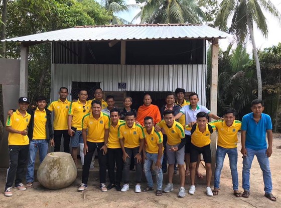 Khmer United FC: Những chàng trai miền Tây chân chất dùng đôi chân thỏa đam mê, chung bàn tay nhỏ bé hỗ trợ cộng đồng ảnh 2