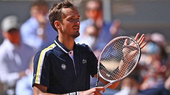 Roland Garros: Tsitsipas sẽ đấu “Tòa tháp nước Mỹ”, Medvedev “viết tiếp lịch sử trong bóng tối lạnh giá” ảnh 3
