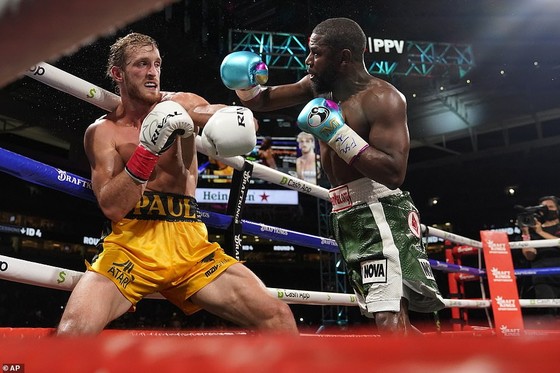 Floyd “Money” Mayweather vs Youtuber Logan Paul: “Quơ quào” túi bụi, Paul vẫn trụ vững sau 8 hiệp đấu với Floyd ảnh 1
