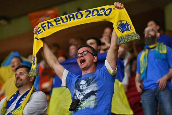Sắc màu CĐV Ukraine và "Vàng - Xanh mạnh hơn Sbornaya" ảnh 7
