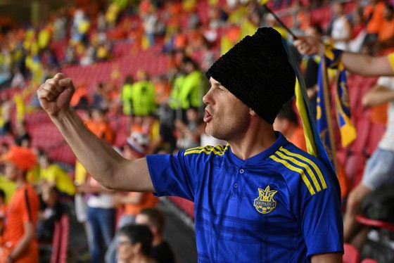 Sắc màu CĐV Ukraine và "Vàng - Xanh mạnh hơn Sbornaya" ảnh 8