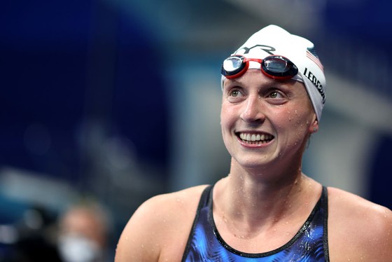 Katie Ledecky, Caeleb Dressel tiếp tục chiến đấu cho giá trị của người Mỹ trên đường đua xanh ảnh 1