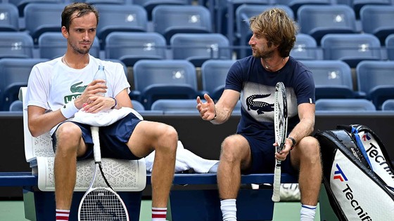 Daniil Medvedev và những người quan trọng trong đời (II): HLV giúp tập trung chuyên nghiệp, hết… động kinh và người vợ hiền ủng hộ phía sau ảnh 2