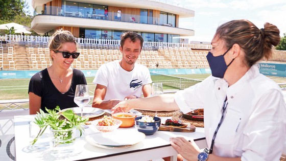 Daniil Medvedev và những người quan trọng trong đời (II): HLV giúp tập trung chuyên nghiệp, hết… động kinh và người vợ hiền ủng hộ phía sau ảnh 4