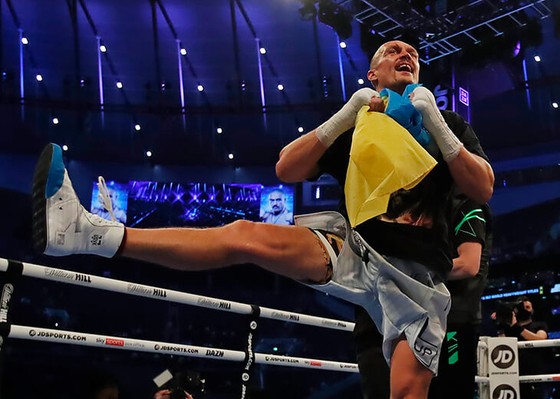 “Miêu hiệp” Oleksandr Usyk: Khiêu vũ với những gã khổng lồ nguy hiểm nhất thế giới, nhảy múa điệu vũ Hopak của chiến binh Zaporozhian Cossacks ảnh 1