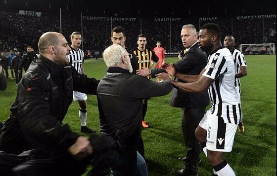Choáng khi ông bầu PAOK xách súng xuống sân, giải Hy Lạp đình hoãn vô thời hạn ảnh 2