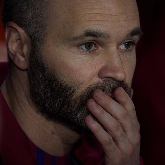 Iniesta muốn từ bỏ hợp đồng suốt đời để rời Barca ảnh 1