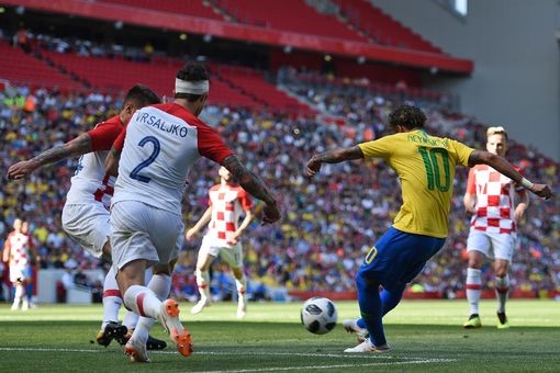 Neymar nhảy điệu samba trên sân Anfield ảnh 3