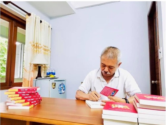 Giáo sư “quần đùi” ra mắt sách về dạy con thời đại số ảnh 3