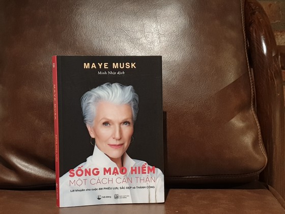 Mẹ tỷ phú Elon Musk ra mắt sách truyền cảm hứng sống cho phụ nữ ảnh 1