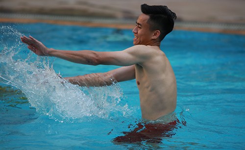 U22 Việt Nam khoe cơ bụng tại hồ bơi bốn sao khách sạn Phnompenh ảnh 6