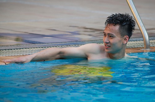 U22 Việt Nam khoe cơ bụng tại hồ bơi bốn sao khách sạn Phnompenh ảnh 2